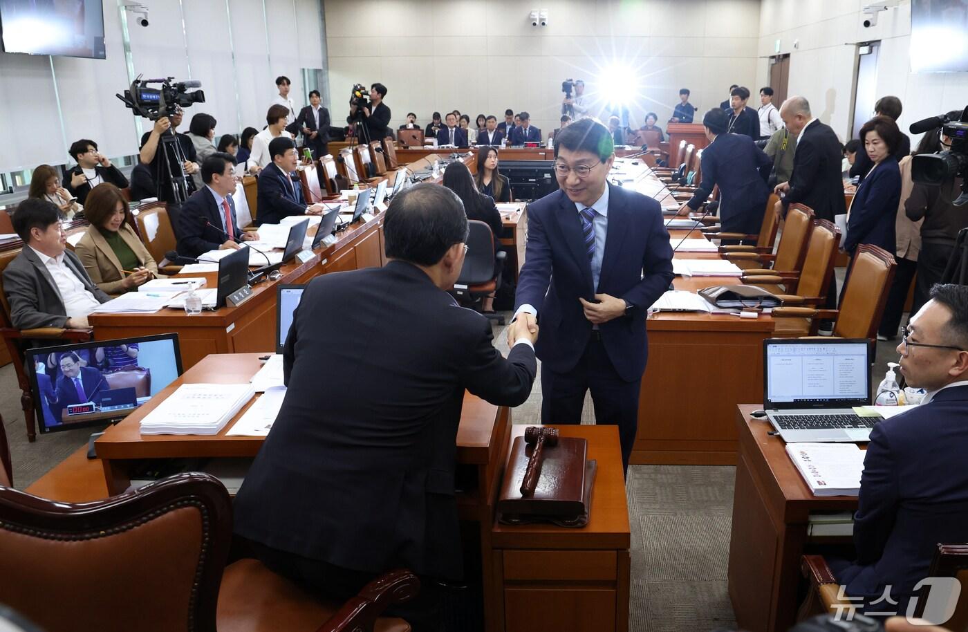 주호영 국회 연금개혁특위 위원장이 30일 서울 여의도 국회에서 열린 연금개혁특별위원회 전체회의에서 김성주 더불어민주당 간사와 악수를 하고 있다. 2024.4.30/뉴스1 ⓒ News1 송원영 기자