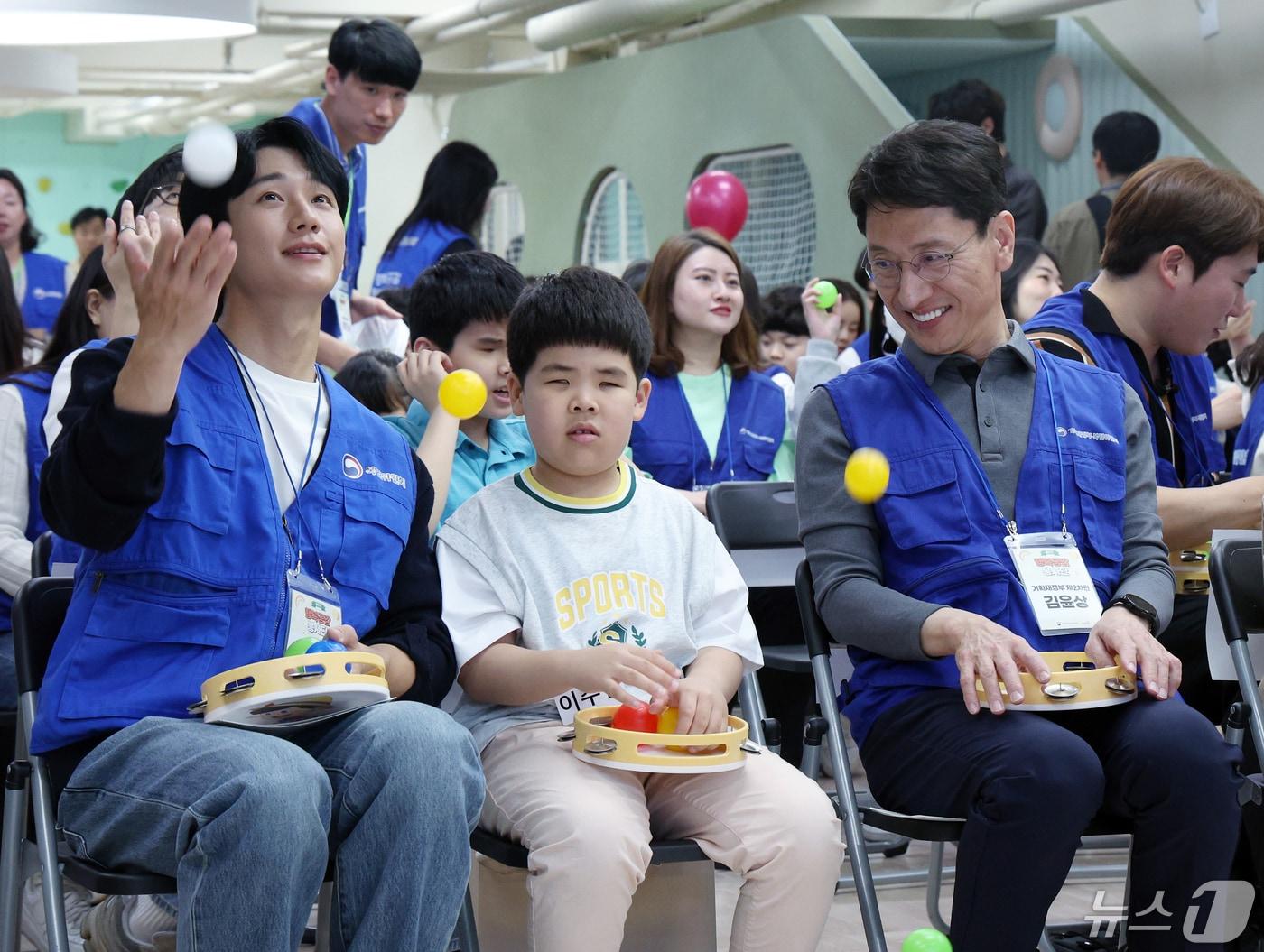 김윤상 기획재정부 2차관과 복권홍보대사 겸 봉사단장 배우 정해인 씨가 30일 오전 서울 종로구 필운대로 국립서울맹학교에서 열린 기획재정부 복권위원회와 복권수탁사업자 동행복권, 행복공감봉사단이 함께 한 문화체험 봉사활동에서 아이들과 함께 공 던지기 놀이를 하고 있다. 2024.4.30/뉴스1 ⓒ News1 박정호 기자