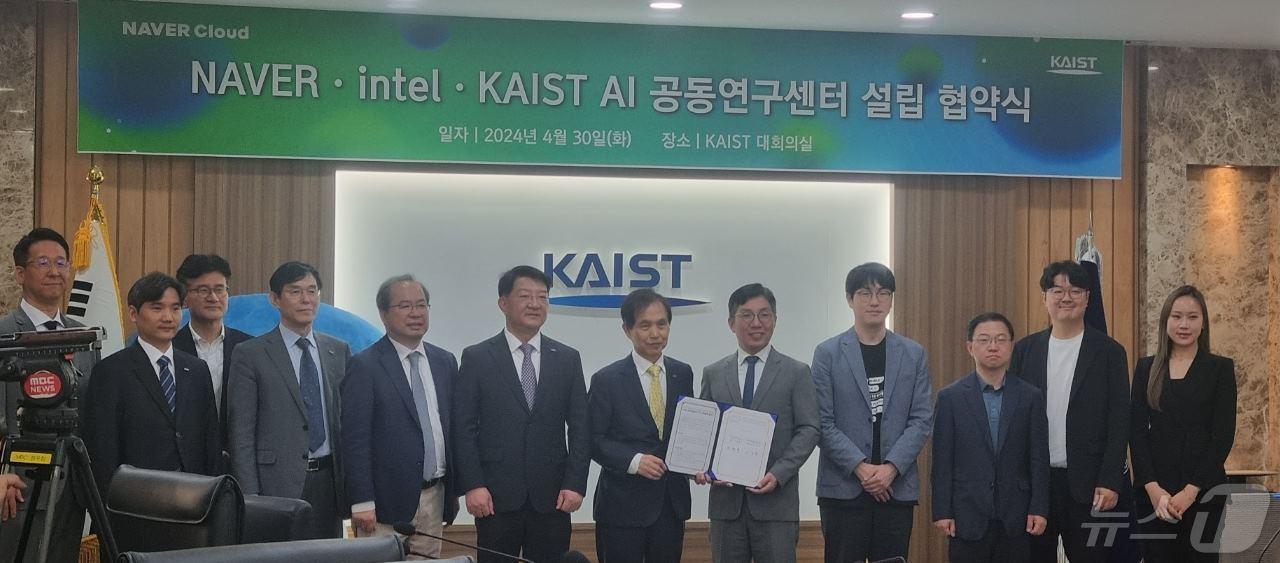 &#39;NAVER · intel · KAIST AI 공동연구센터&#39; 설립 협약식에서 이광형 KAIST 총장&#40;왼쪽 7번째&#41;과 김유원 네이버클라우드 대표이사&#40;왼쪽 8번째&#41; 등 관계자들이 기념 촬영을 하고 있다.2024.4.30/뉴스1 ⓒ News1 김태진 기자