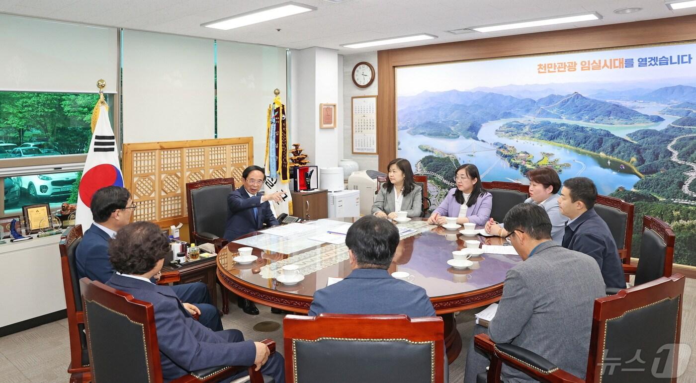 30일 심민 전북자치도 임실군수가 예원예술대학교와 중국 하얼빈정보공정대학 관계자들을 만나고 있다.&#40;임실군제공&#41;2024.4.30/뉴스1