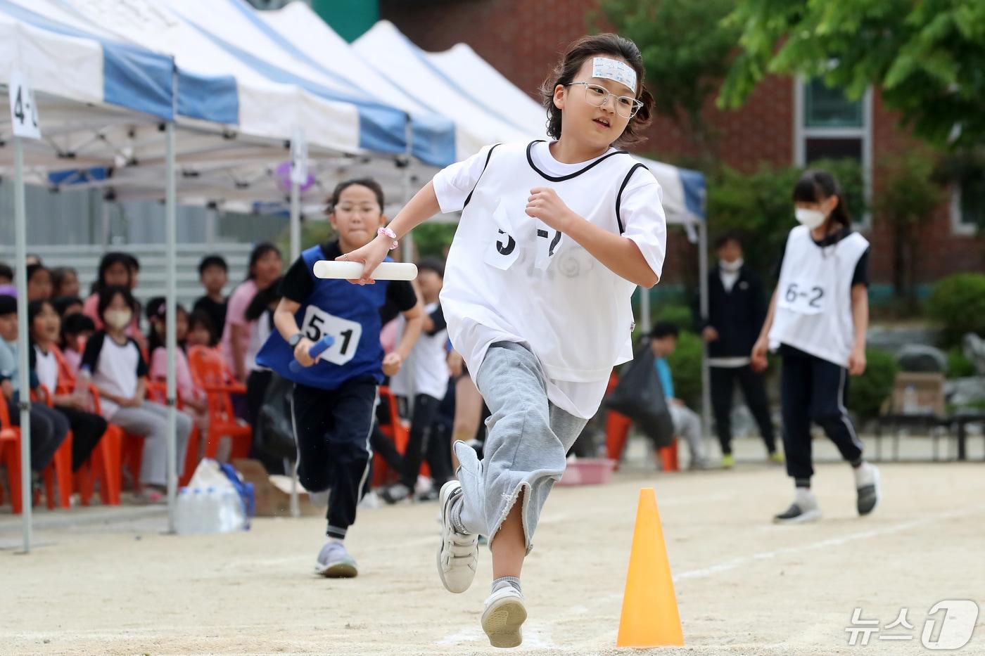 한 초등학교 운동장에서 아이들이 이어달리기를 하는 모습. ⓒ News1 공정식 기자