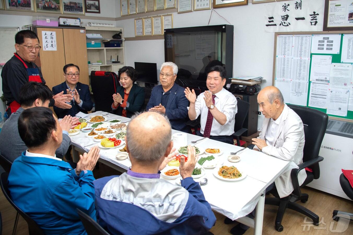 김창규 제천시장&#40;오른쪽 두번째&#41;이 경로당에서 노인들과 식사를 함께하며 대화를 나누고 있다.&#40;제천시 제공&#41;2024.5.1/뉴스1