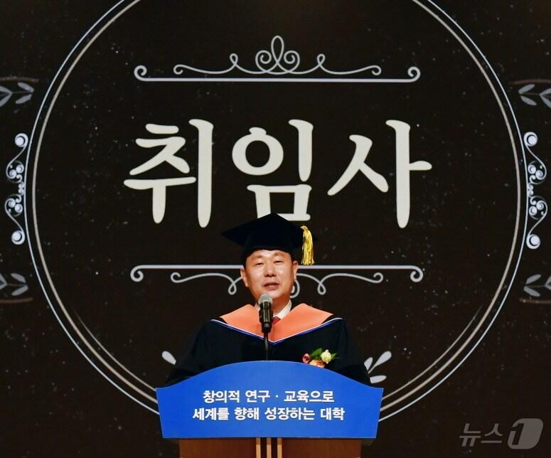 박민원 국립창원대 신임 총장이 30일 창원대 가온홀에서 열린 취임식에서 취임사를 하고 있다.&#40;창원대 제공&#41;