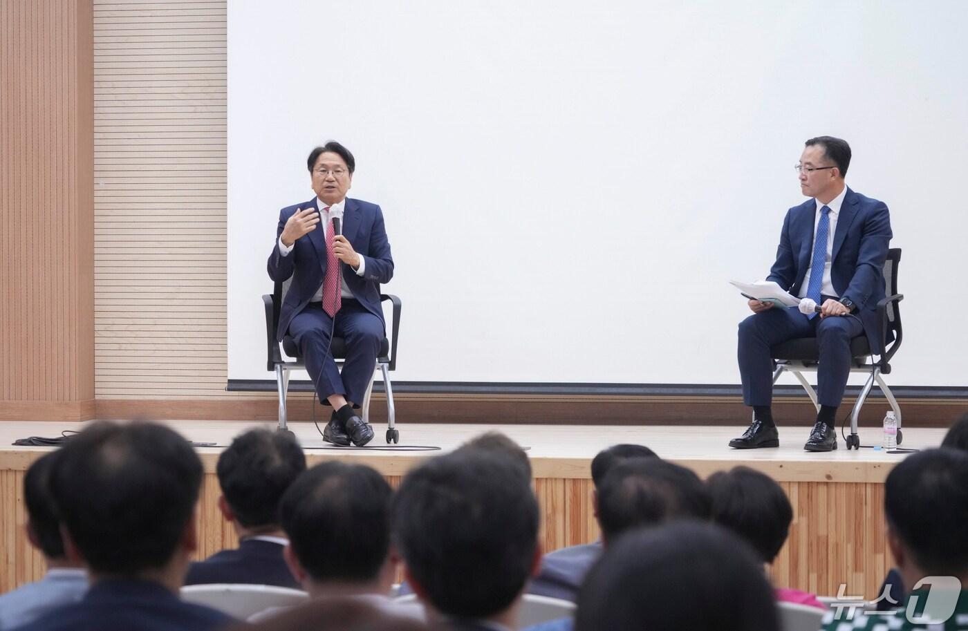 강기정 광주시장이 30일 오후 서구 염주체육관 내 국민생활관에서 열린 &#39;광주 도시공원 조성사업 현장 설명회&#39;에 참석해 시민들과 대화를 나누고 있다.&#40;광주시 제공&#41;2024.4.30/뉴스1