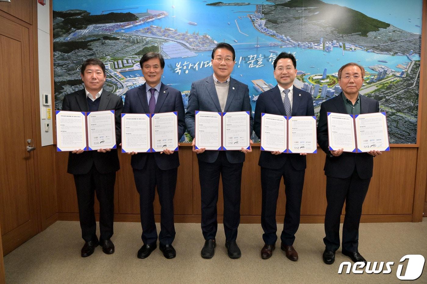 김진홍 부산동구청장&#40;가운데&#41;이 대한전문건설협회 부산시회, 대형건축공사장 시공사와 건축공사 지역업체 활성화를 위한 양해각서&#40;MOU&#41;를 체결한 뒤 기념사진을 찍고 있다.&#40;동구청 제공&#41;