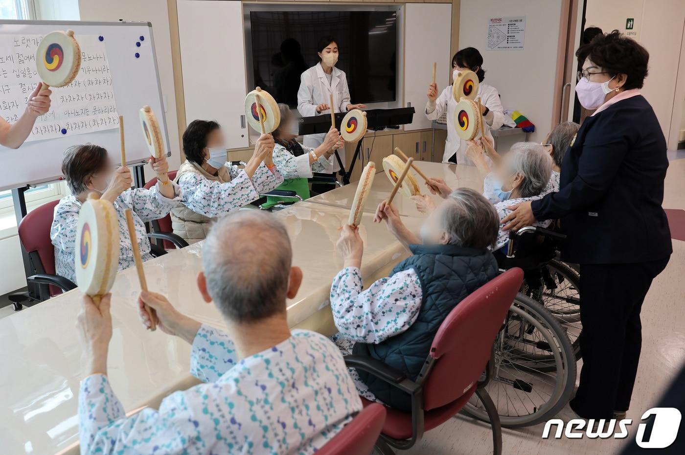 4일 서울시 첫 중증 치매환자 전담병원으로 지정된 서울 은평구 서북병원에서 의료진이 개소식에 앞서 환자들과 음악치료 프로그램을 하고 있다. 치매안심병원은 전용병동에 치매환자 특성을 고려한 시설과 장비를 갖추고, 치매 치료와 관리에 전문성이 있는 신경과와 정신건강의학과 전문의 등을 배치한 병원급 의료기관이다. 서북병원은 서울시 첫 치매안심병원이다. 2024.4.4/뉴스1 ⓒ News1 이동해 기자