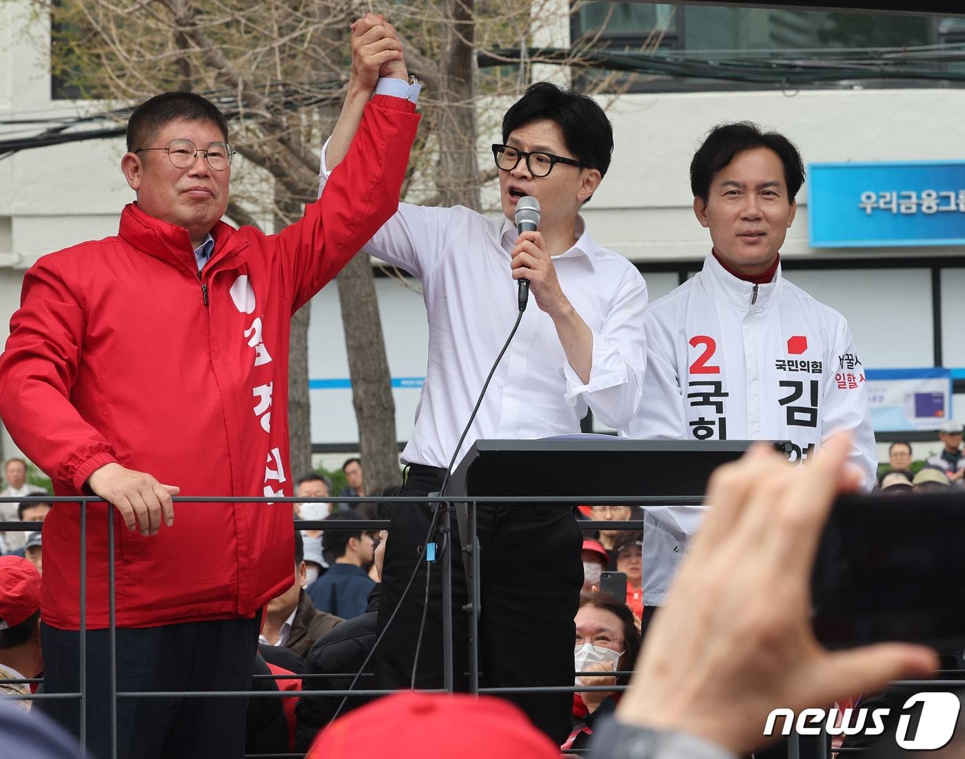 한동훈 국민의힘 총괄선대위원장이 지난 4월 4일 서울 동대문구 전농동사거리에서 김영우 동대문갑 후보와 김경진 동대문을 후보 지지 유세를 하고 있는 모습. 2024.4.4/뉴스1 ⓒ News1 송원영 기자