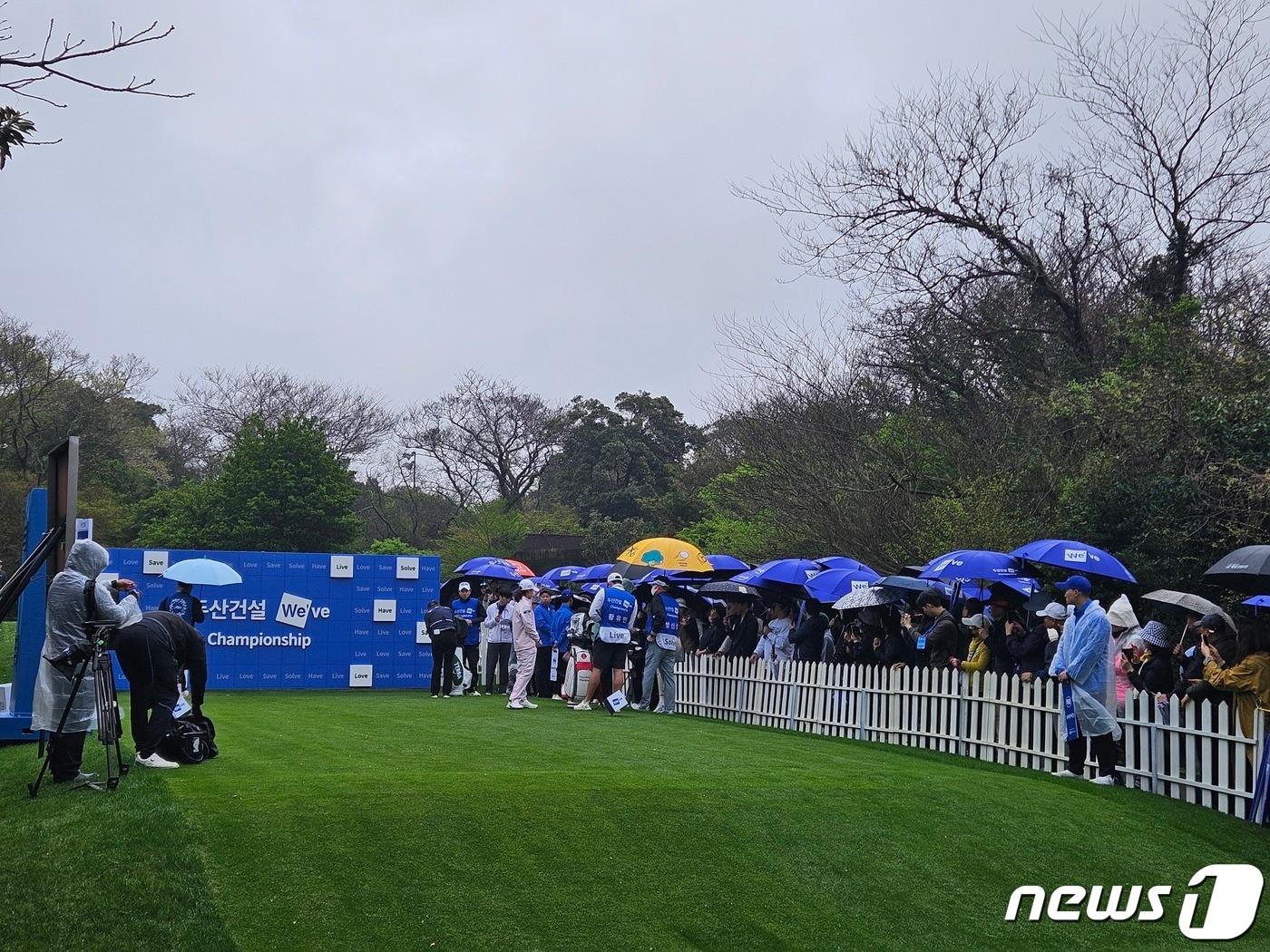 한국여자프로골프&#40;KLPGA&#41; 투어 두산 We&#39;ve 챔피언십에서 윤이나의 복귀전을 기다리는 갤러리./뉴스1 ⓒ 뉴스1 김도용 기자