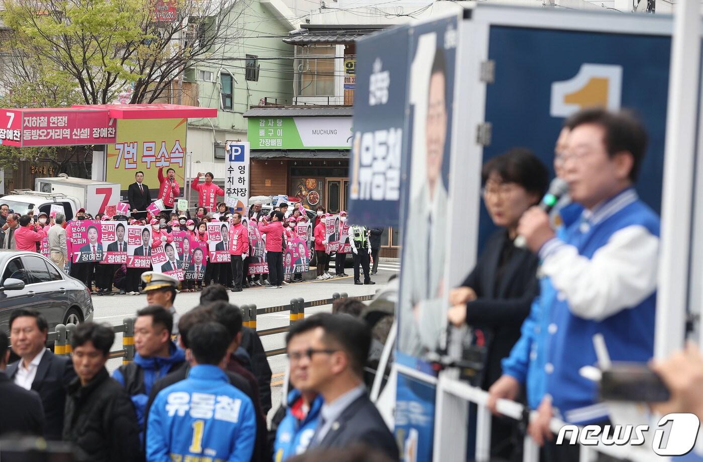 부산 수영구에 출마한 장예찬 무소속 후보가 4일 오후 부산 수영구 광안동 일대에서 유동철 수영구 더불어민주당 후보 지원유세를 하는 이재명 더불어민주당 대표 겸 상임선대위원장을 향해 비판하고 있다. 2024.4.4/뉴스1 ⓒ News1 윤일지 기자