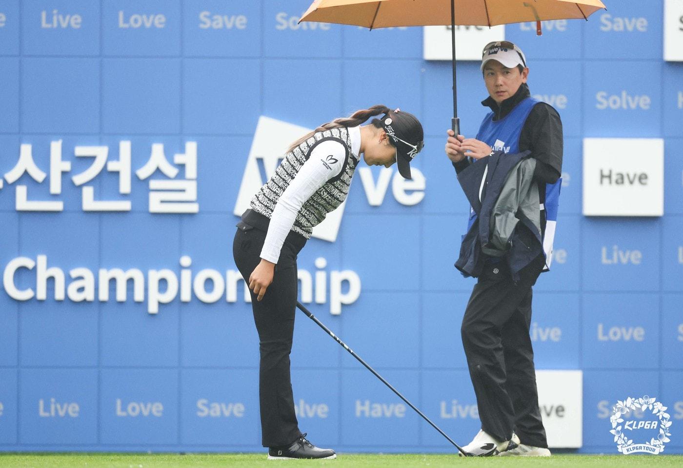 윤이나가 4일 제주 서귀포 테디밸리 골프앤리조트에서 열린 &#39;두산 위브 챔피언십&#39; 1라운드 1번 홀에서 갤러리에게 인사하고 있다. &#40;KLPGT 제공&#41; 2024.4.4/뉴스1