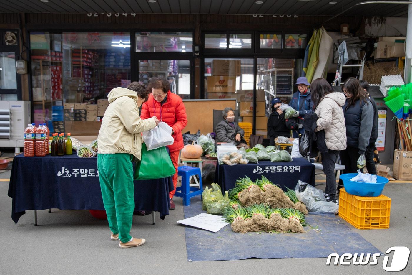 주말토요장터를 찾은 어르신들 모습. 사진은 기사 내용과 관련 없음  /뉴스1 ⓒ News1 