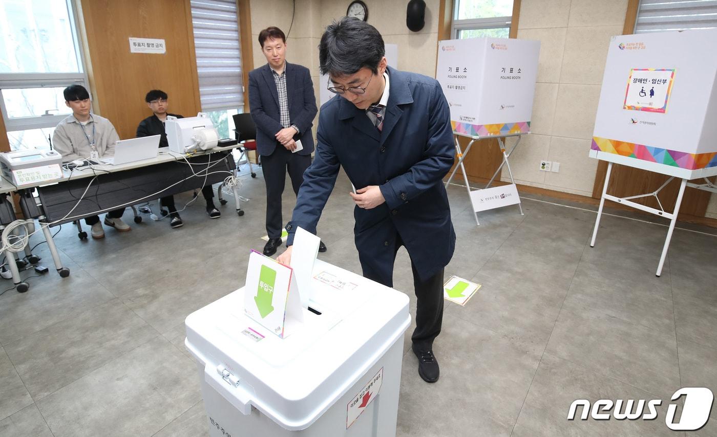 22대 국회의원 선거 사전투표를 하루 앞둔 4일 오후 대구 서구 상중이동행정복지센터에 마련된 사전투표소에서 선관위 관계자들이 최종 모의시험을 하고 있다. 2024.4.4/뉴스1 ⓒ News1 공정식 기자