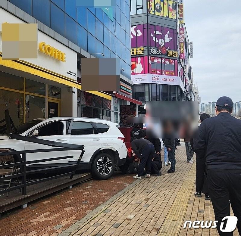 4일 오후 2시16분쯤 충북 청주시 청원구 율량동 한 교차로에서 추돌사고 충격으로 튕겨나온 SUV가 인근 상가 테라스를 덮친 채 서 있다.&#40;지역 커뮤니티 캡처&#41; /뉴스1