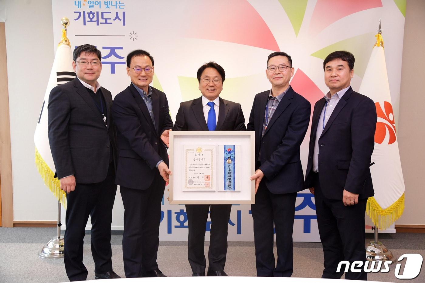 강기정 광주시장이 4일 시청 비즈니스룸에서 ‘대한민국 안전대전환 2023년 집중안전점검’ 실적평가에서 우수기관으로 선정, 국무총리단체 표창장을 받은 박남주 시민안전실장, 직원들과 기념 촬영을 하고 있다.&#40;광주시 제공&#41;2024.4.4/뉴스1 