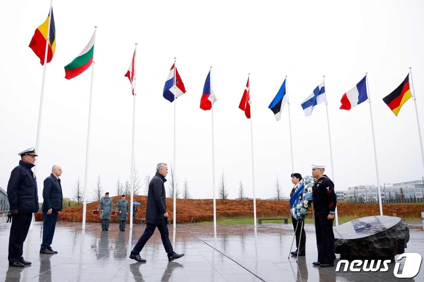 옌스 스톨텐베르그 북대서양조약기구&#40;NATO·나토&#41; 사무총장이 4일&#40;현지시간&#41; 나토 동맹 창립 75주년을 맞아 브뤼셀 나토본부 플래그서클에 헌화하고 있다. 4월 4일은 워싱턴에서 창립국들이 동맹에 서명한 날이다. 2024.04.04. ⓒ AFP=뉴스1