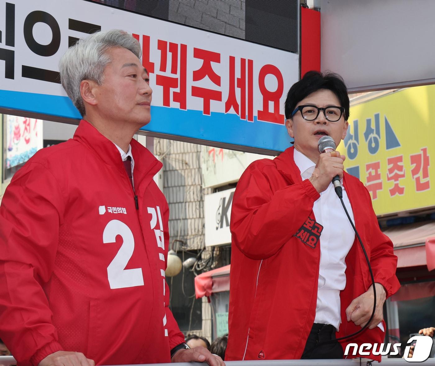 한동훈 국민의힘 총괄선대위원장이 4일 서울 송파구 마천시장에서 김근식 송파구병 후보 지지 유세를 하고 있다. 2024.4.4/뉴스1 ⓒ News1 송원영 기자