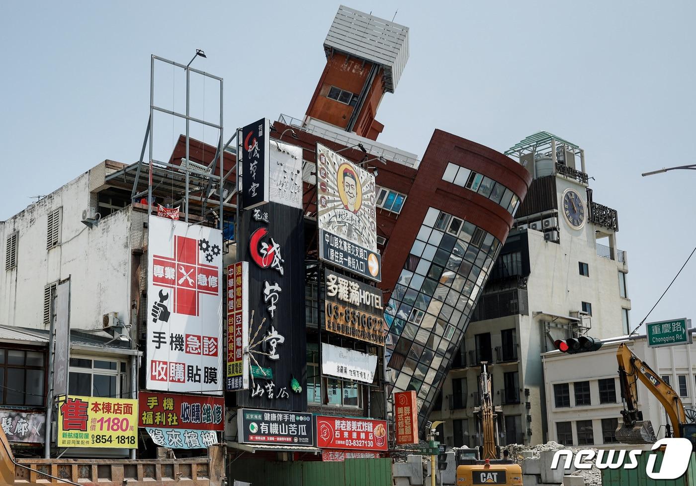 4일&#40;현지시간&#41; 대만 화롄에서 발생한 지진으로 건물이 붕괴된 현장에서 근로자들이 작업을 진행하는 모습. 2024.04.04. ⓒ 로이터=뉴스1 ⓒ News1 정윤영 기자