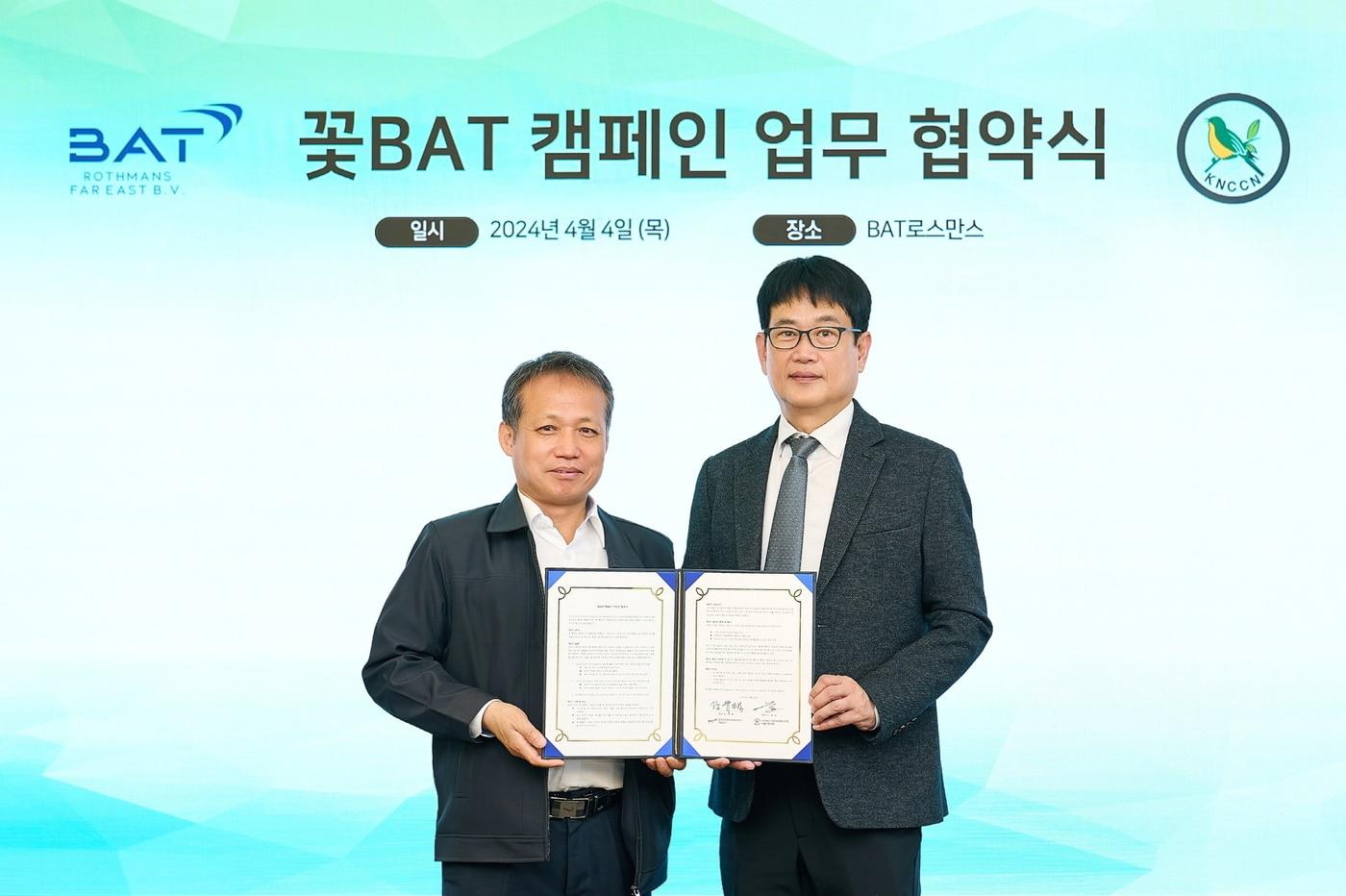 지난 4일, BAT로스만스 본사에서 열린 &#39;2024년 꽃BAT 캠페인&#39; 업무 협약식에서 BAT로스만스 장유택 대외협력팀 전무&#40;오른쪽&#41;와 정경열 자연보호중앙연맹 서울특별시협의회 사무국장이 기념촬영을 하고 있다.&#40;BAT로스만스 제공&#41;