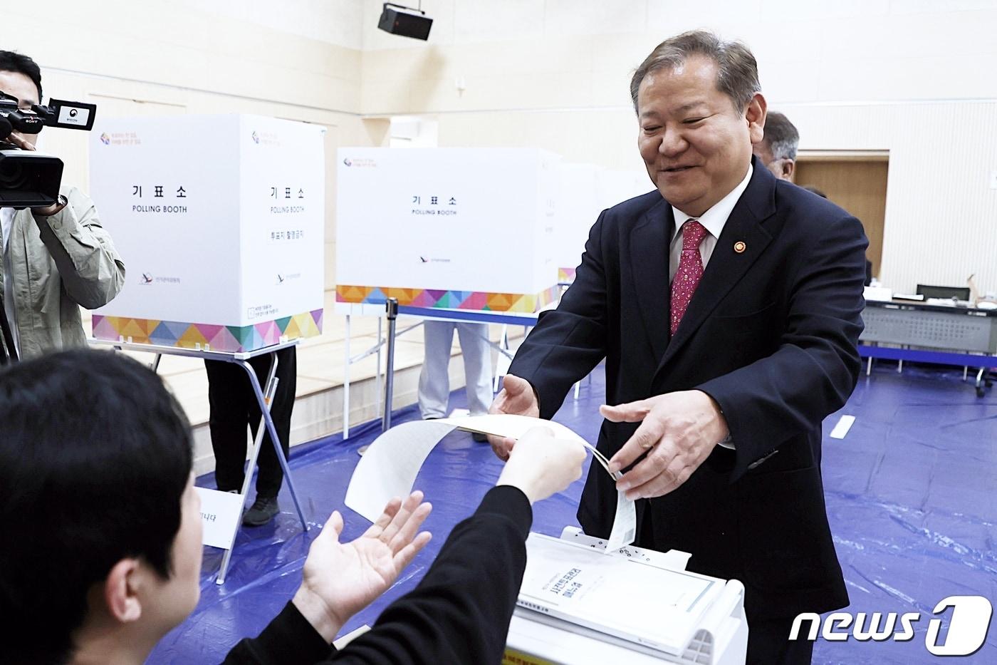 이상민 행정안전부 장관이 제22대 국회의원 선거 사전투표일인 5일 오전 서울 종로구 청운효자동 장애인복지관에 마련된 사전투표소에서 투표용지를 받고 있다. &#40;행정안전부 제공&#41; 2024.4.5/뉴스1