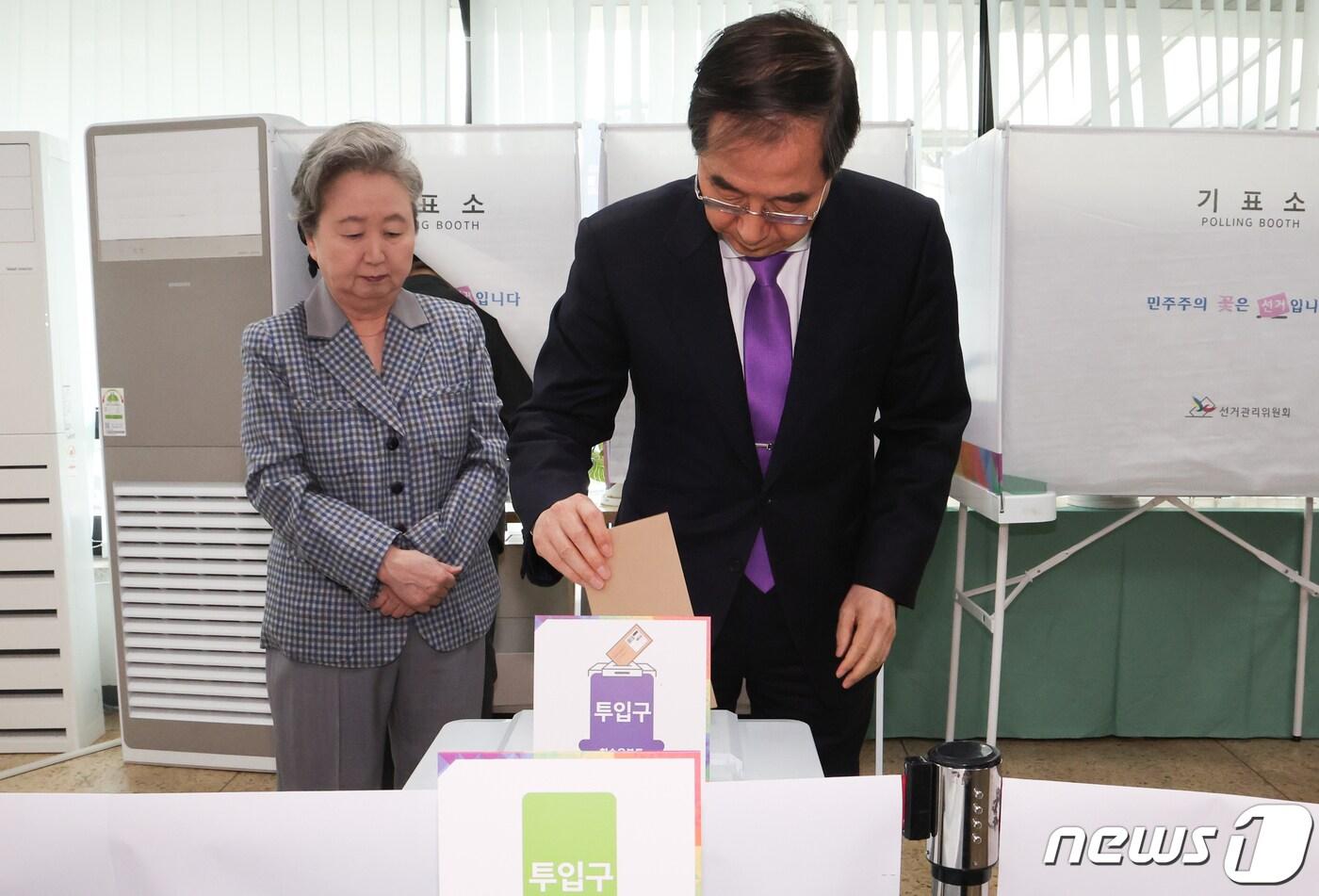 한덕수 국무총리와 부인 최아영 여사가 5일 서울 종로구 삼청동 주민센터에 마련된 제22대 국회의원선거 사전투표소에서 투표하고 있다. 2024.4.5/뉴스1 ⓒ News1 허경 기자