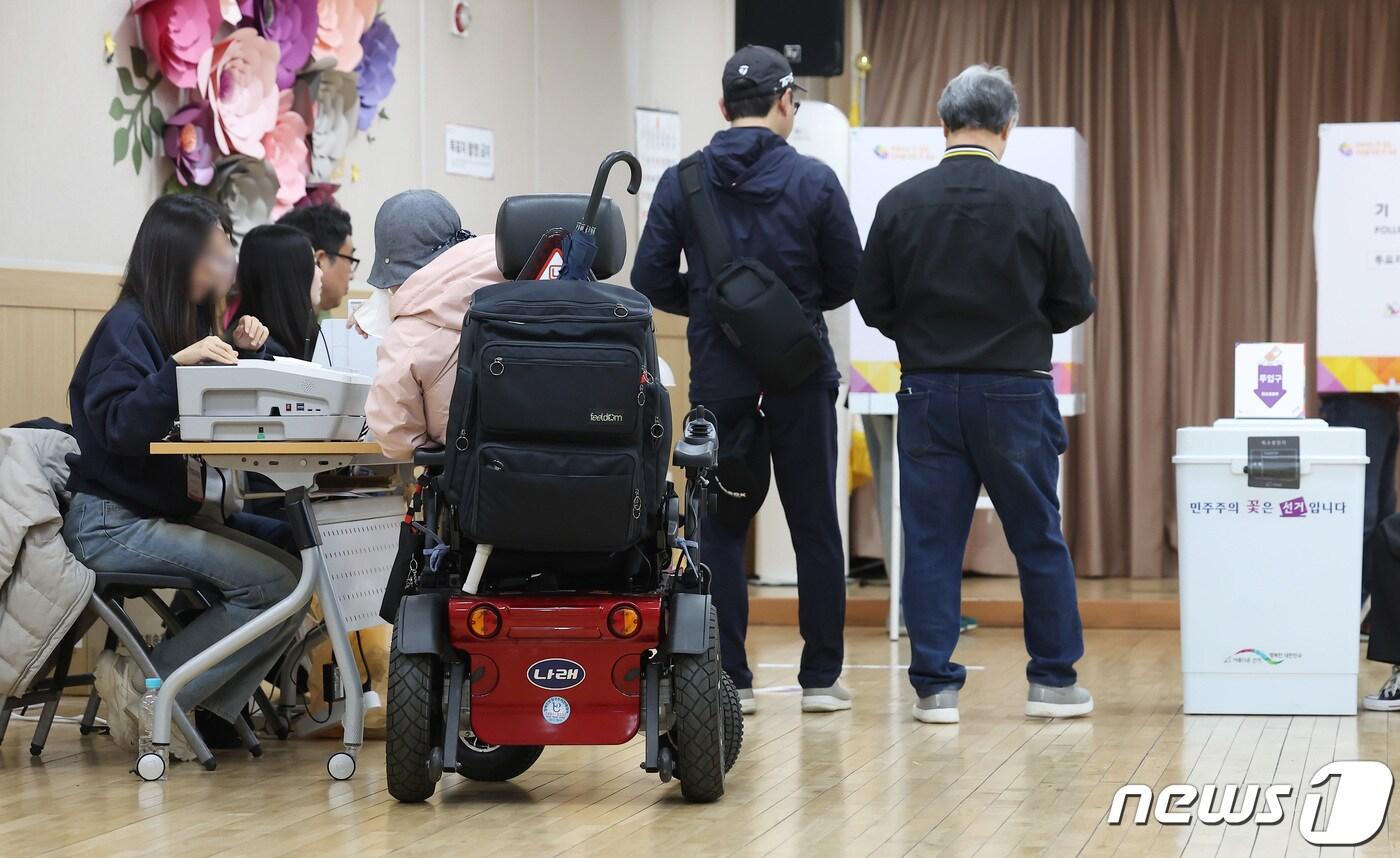 제22대 국회의원 선거 사전투표 첫날인 5일 오전 서울 왕십리도선동주민센터에 마련된 사전투표소에서 휠체어를 탄 유권자가 소중한 한 표를 행사하고 있다. 2024.4.5/뉴스1 ⓒ News1 김민지 기자