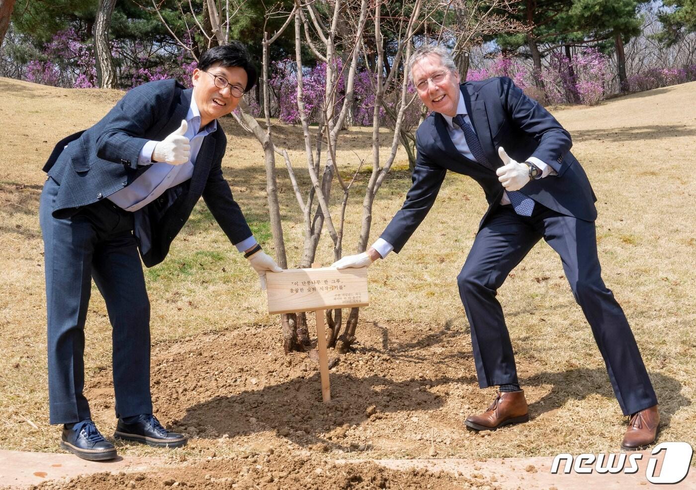 페이터 반 더 플리트 주한 네덜란드 대사&#40;오른쪽&#41;와 정해린 삼성물산 리조트부문 사장&#40;왼쪽&#41;이 식수를 마친 뒤 미소 짓고 있다.&#40;에버랜드 제공&#41;