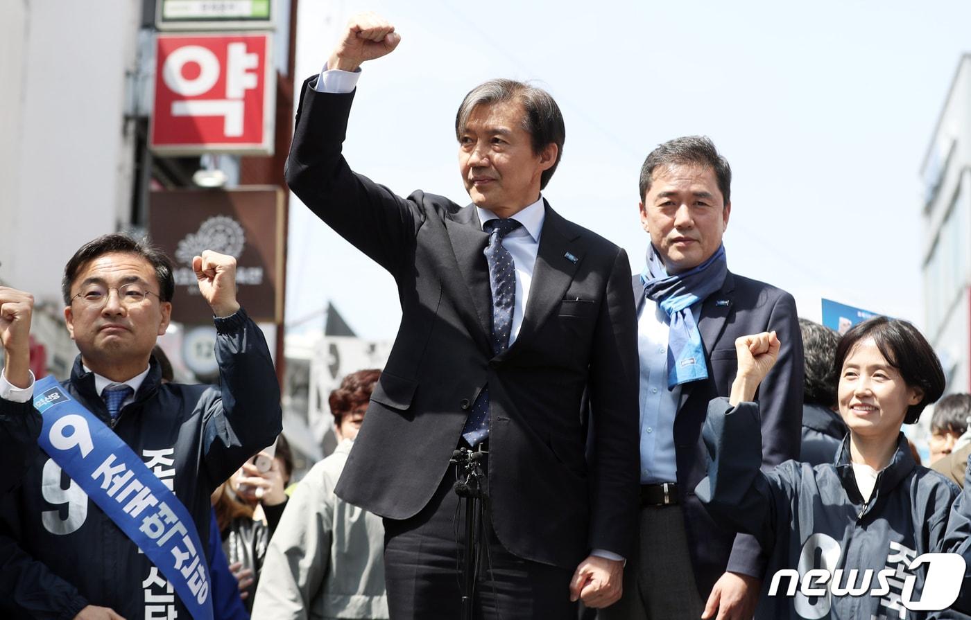 조국 조국혁신당 대표가 5일 울산시 남구 울산대학교 앞 바보사거리에서 지지를 호소하고 있다. 2024.4.5/뉴스1 ⓒ News1 조민주 기자