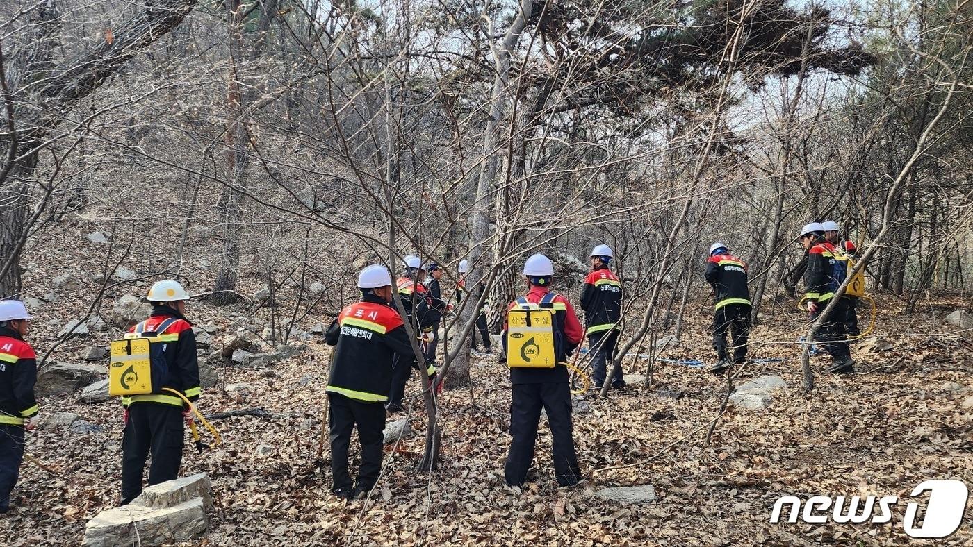 최근 경기 군포시와 군포소방서 직원들이 지역의 한 야산에서 현지 적응 훈련을 실시하고 있다. &#40;군포시 제공&#41; 