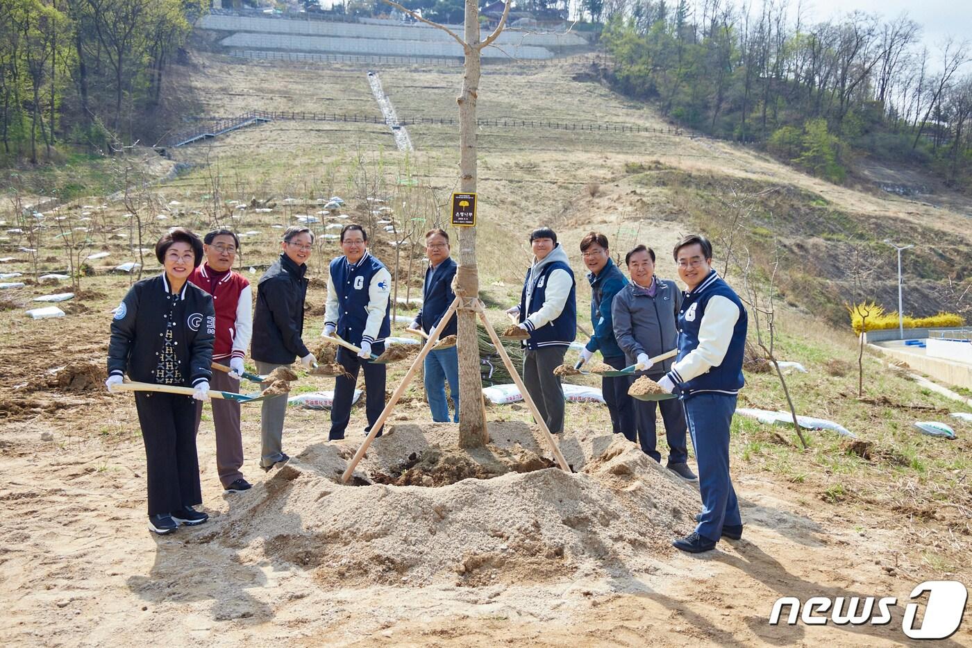 5일 오전 가천대학교 내 산사태복구지에서 열린 제79회 식목일 나무심기 행사.&#40;경기도 제공&#41;