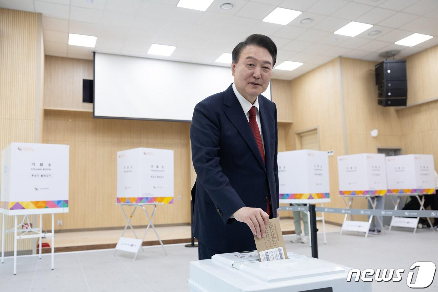 윤석열 대통령이 5일 오전 부산 강서구 명지1동 행정복지센터에서 제22대 국회의원 선거 사전 투표를 하고 있다. &#40;대통령실 제공&#41; 2024.4.5/뉴스1 ⓒ News1 안은나 기자