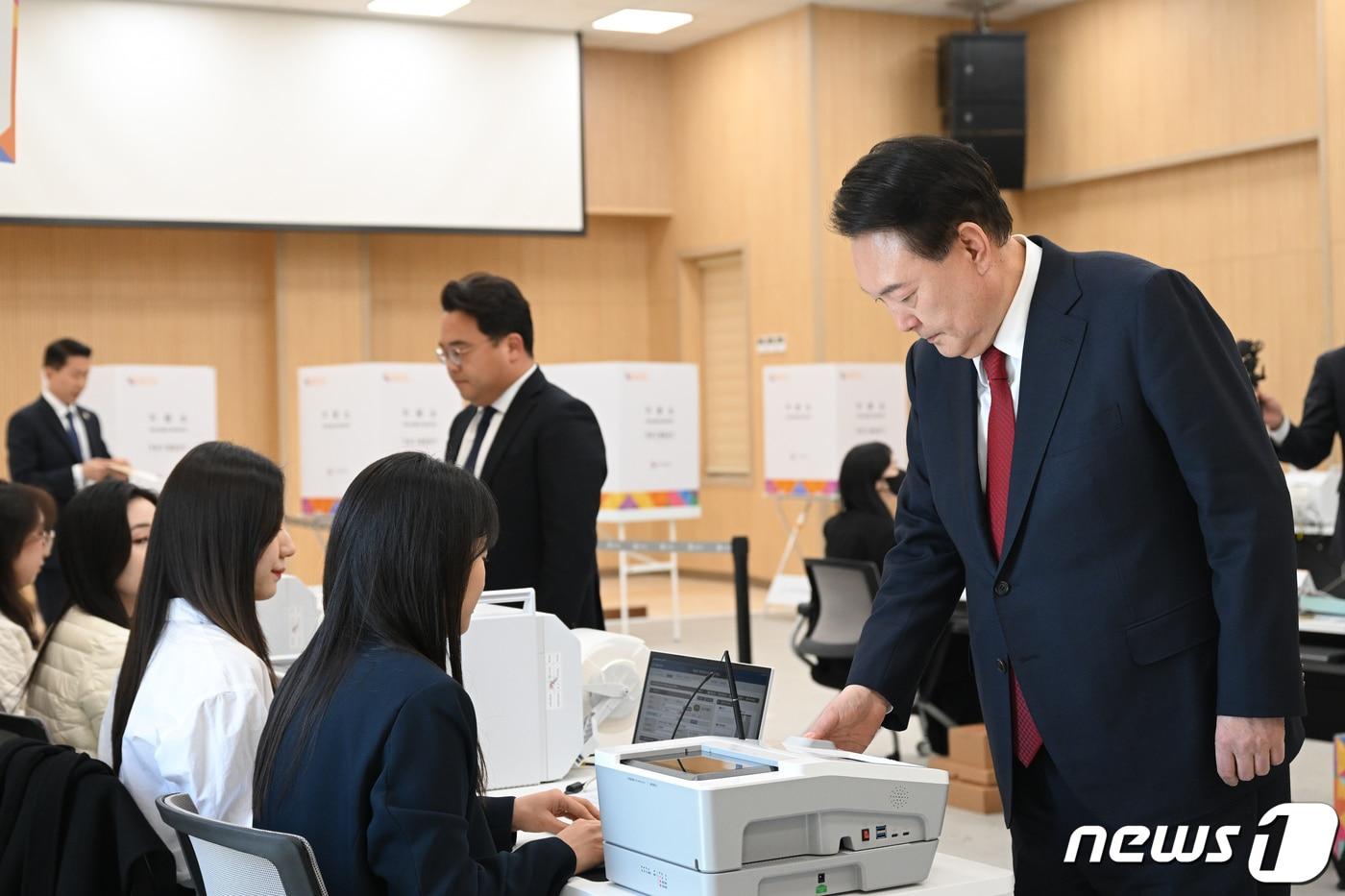 윤석열 대통령이 5일 오전 부산 강서구 명지1동 행정복지센터에서 제22대 국회의원 선거 사전 투표를 하고 있다. &#40;대통령실 제공&#41; 2024.4.5/뉴스1 ⓒ News1 안은나 기자