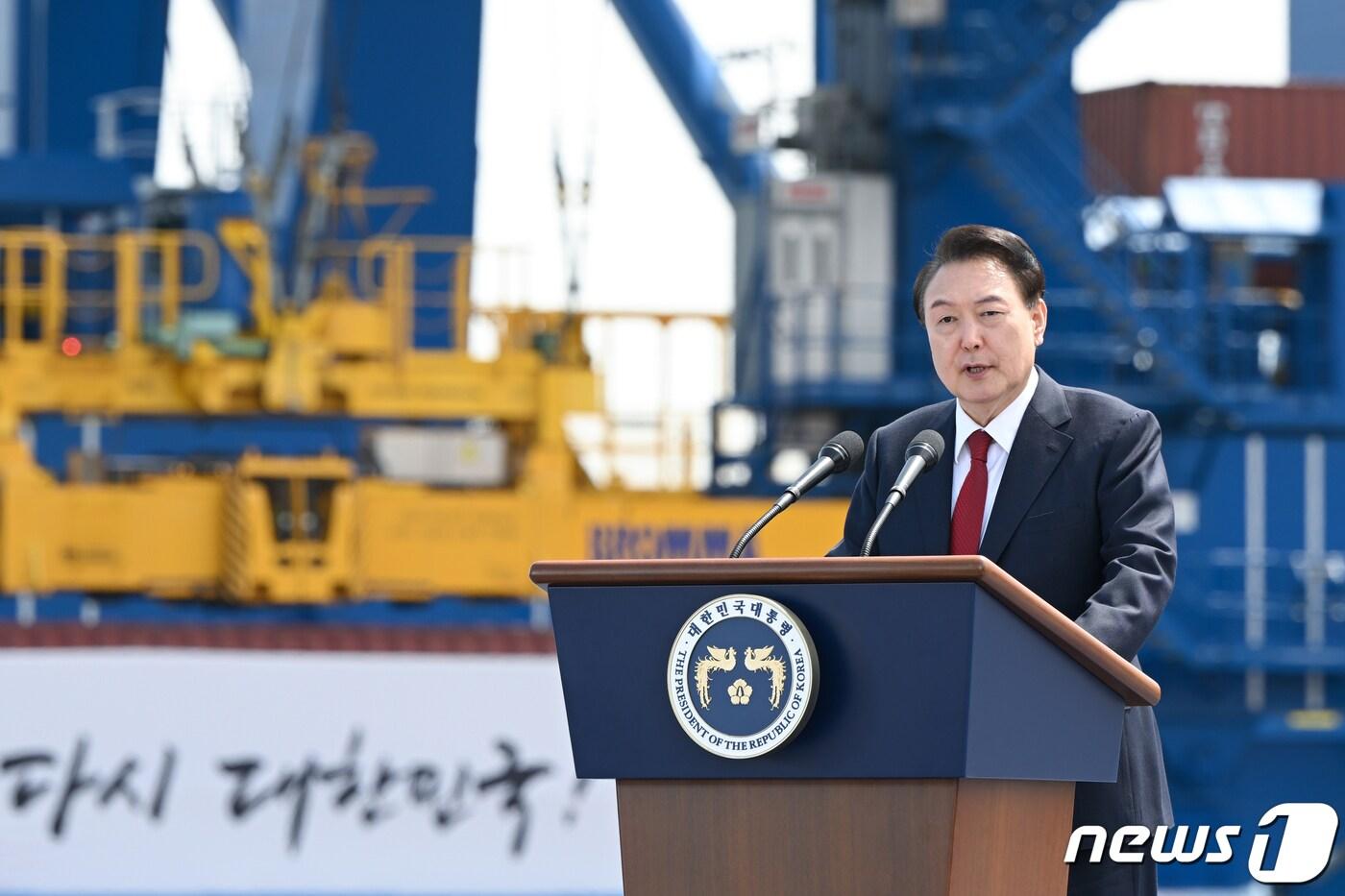 윤석열 대통령이 5일 경남 창원시 부산항 신항에서 열린 7부두 개장식에 참석해 기념사를 하고 있다. &#40;대통령실 제공&#41; 2024.4.5/뉴스1 ⓒ News1 안은나 기자