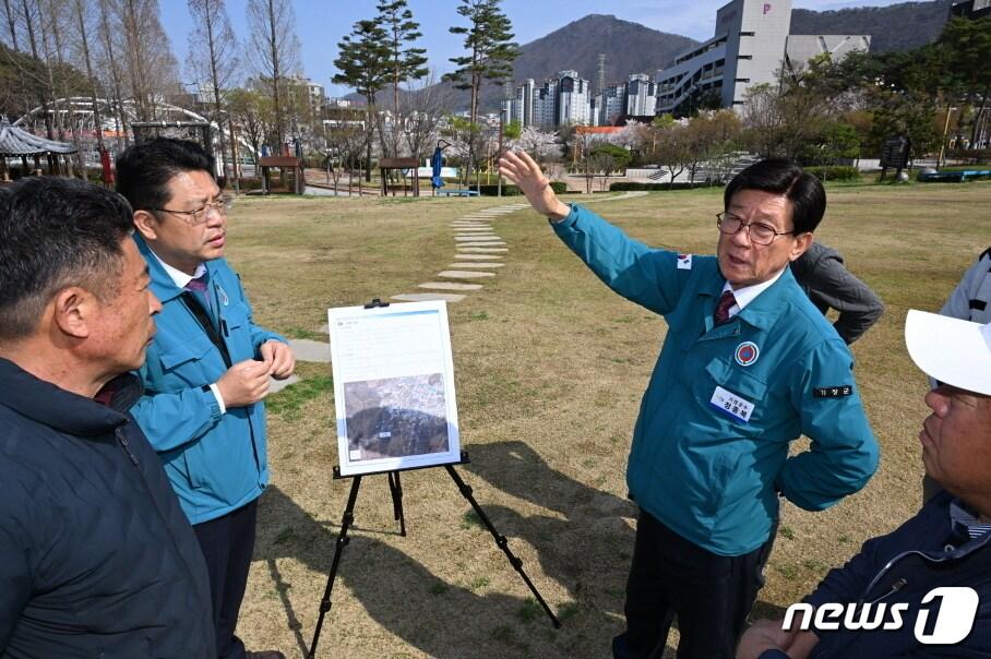 정종복 기장군수가 정관 중앙공원에서 지하저류시설 설치 계획을 점검하고 있다&#40;기장군청 제공&#41;