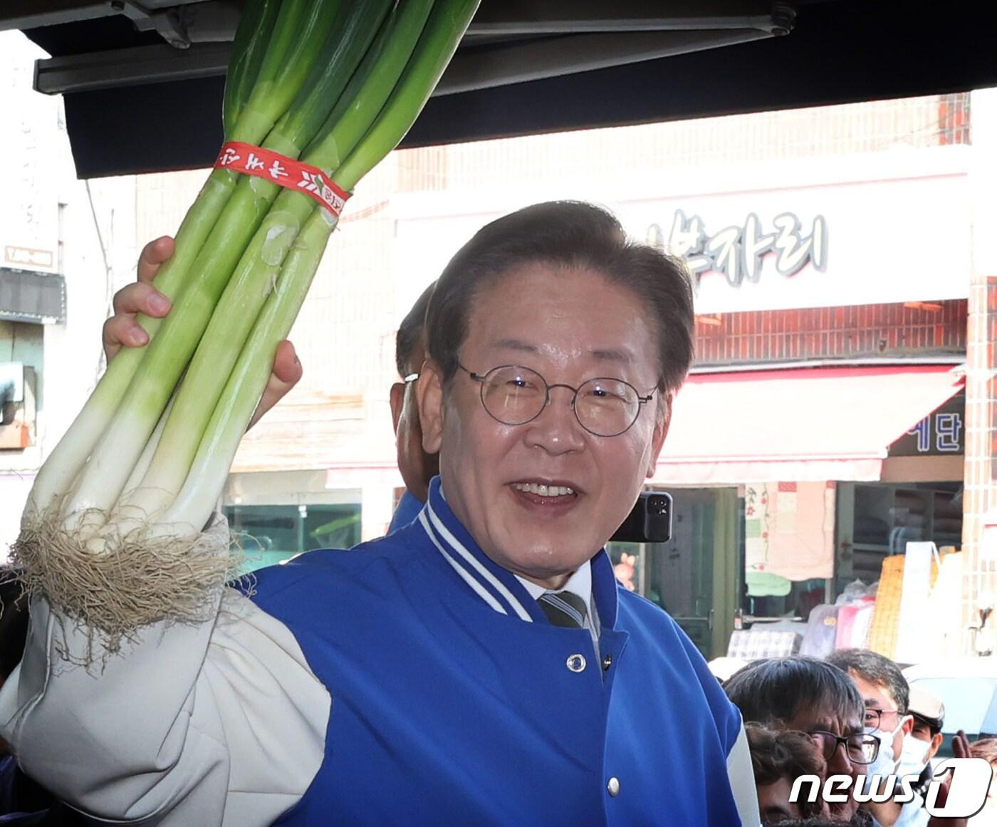 이재명 더불어민주당 대표가 충북 제천시 동문시장을 찾아 시민들과 대화를 나누며 대파를 들어보이고 있다. 2024.3.27/뉴스1 DB ⓒ News1 ,송원영 기자