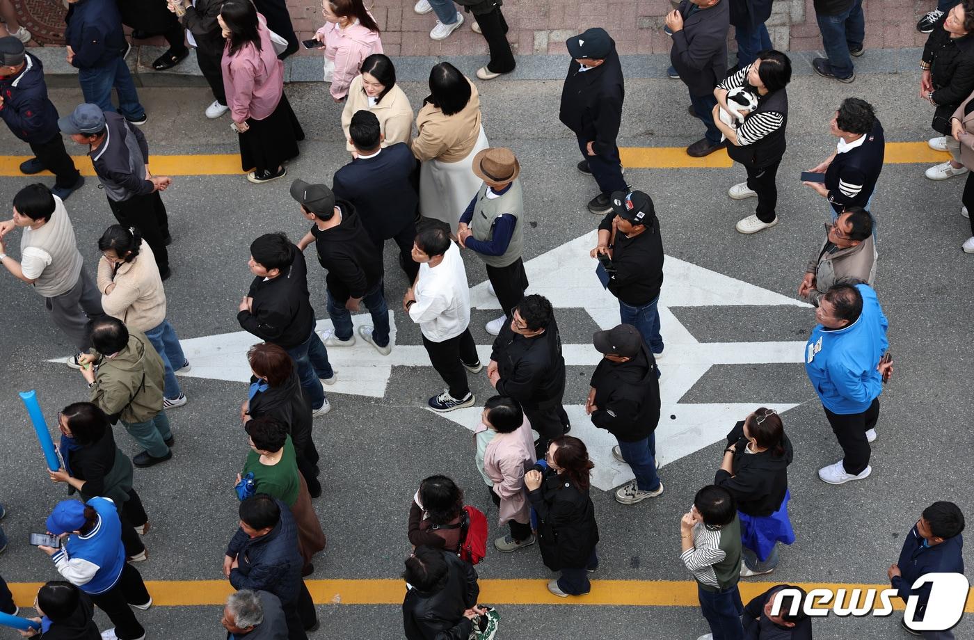 제22대 국회의원선거 사전투표 첫날인 5일 오전 충남 공주시 공주대 인근에서 유권자들이 선거유세를 지켜보고 있다. 2024.4.5/뉴스1 ⓒ News1 구윤성 기자