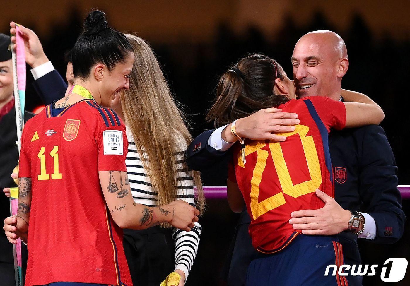 월드컵 시상식 당시 에르모소에게 키스하는 루비알레스 전 스페인축구연맹 회장 ⓒ AFP=뉴스1