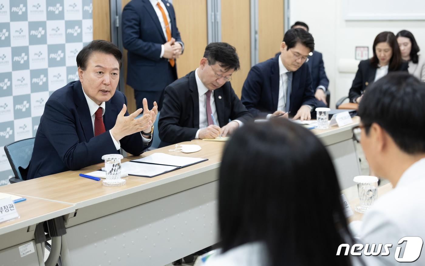 윤석열 대통령이 5일 오후 부산 서구 부산대학교병원 권역외상센터를 찾아 의료진과 간담회를 하고 있다. &#40;대통령실 제공&#41; 2024.4.5/뉴스1 ⓒ News1 안은나 기자