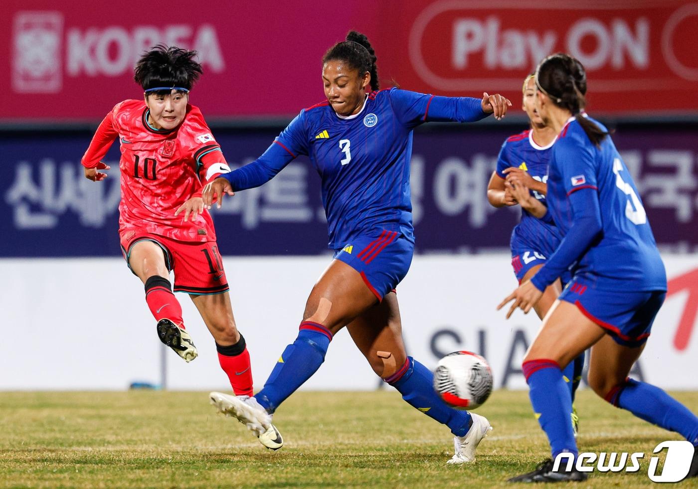 대한민국 지소연이 5일 오후 경기 이천종합운동장에서 열린 신세계 이마트 초청 여자축구 국가대표 친선경기 대한민국과 필리핀의 평가전 전반전에서 슈팅을 하고 있다. 2024.4.5/뉴스1 ⓒ News1 안은나 기자