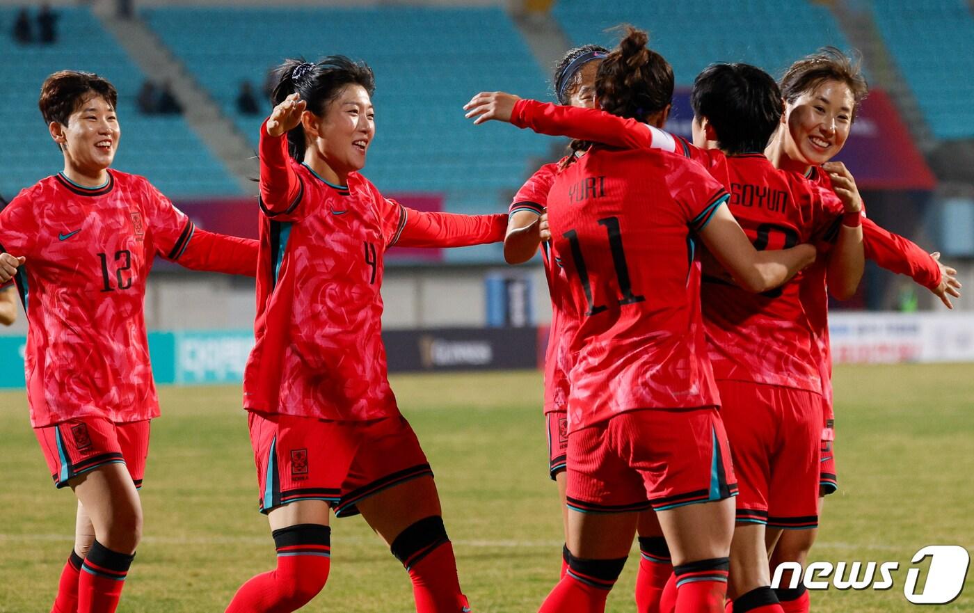 대한민국 지소연이 5일 오후 경기 이천종합운동장에서 열린 신세계 이마트 초청 여자축구 국가대표 친선경기 대한민국과 필리핀의 평가전 후반전 팀의 두번째 골을 넣은뒤 동료들과 기뻐하고 있다. 2024.4.5/뉴스1 ⓒ News1 안은나 기자