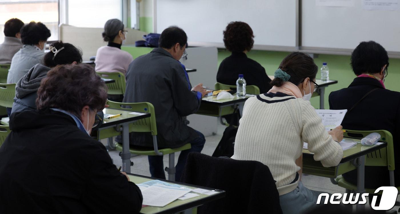 4월 6일 오전 서울 용산구 용강중학교에서 치러진 2024년도 제1회 초등학교 졸업학력 검정고시에서 응시생들이 시험 시작을 기다리고 있다. /뉴스1 ⓒ News1 박정호 기자