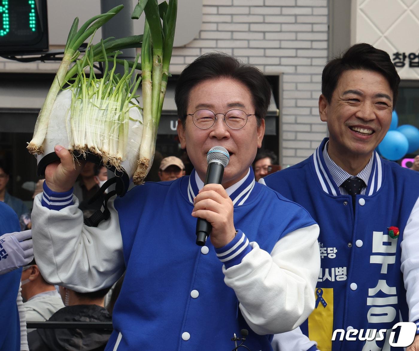 이재명 더불어민주당 대표가 6일 경기 용인 수지구 펑덕천사거리 일대에서 열린 부승찬 용인시병 후보 지지유세에서 대파 헬멧을 들고 있다. 2024.4.6/뉴스1 ⓒ News1 송원영 기자