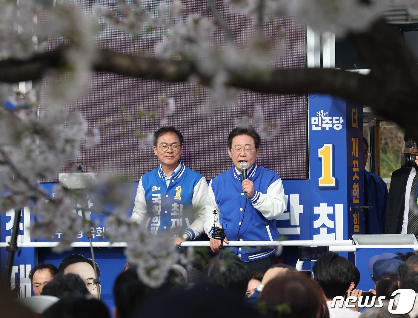 이재명 더불어민주당 대표가 6일 경기 양평군 양평실내탁구장 인근에서 최재관 경기여주양평 후보 지지 유세를 하고 있다. 2024.4.6/뉴스1 ⓒ News1 송원영 기자