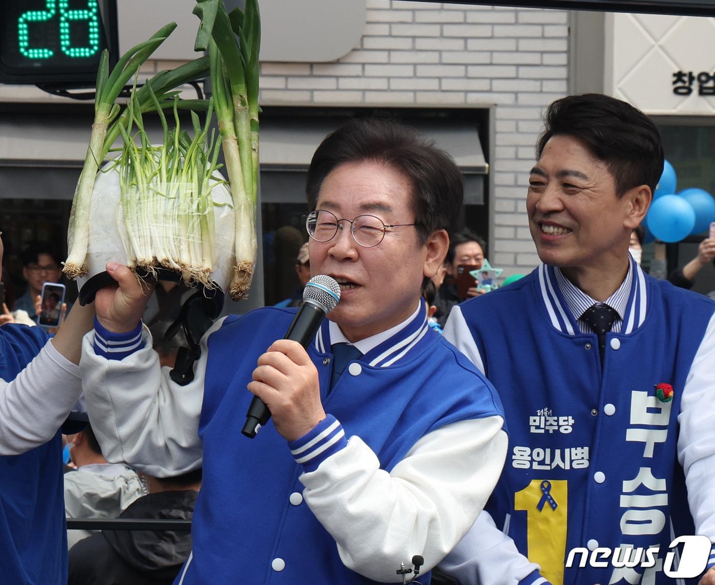 이재명 더불어민주당 대표가 6일 경기 용인 수지구 펑덕천사거리 일대에서 열린 부승찬 용인시병 후보 지지유세에서 대파 헬멧을 들고 있다. 2024.4.6/뉴스1 ⓒ News1 송원영 기자