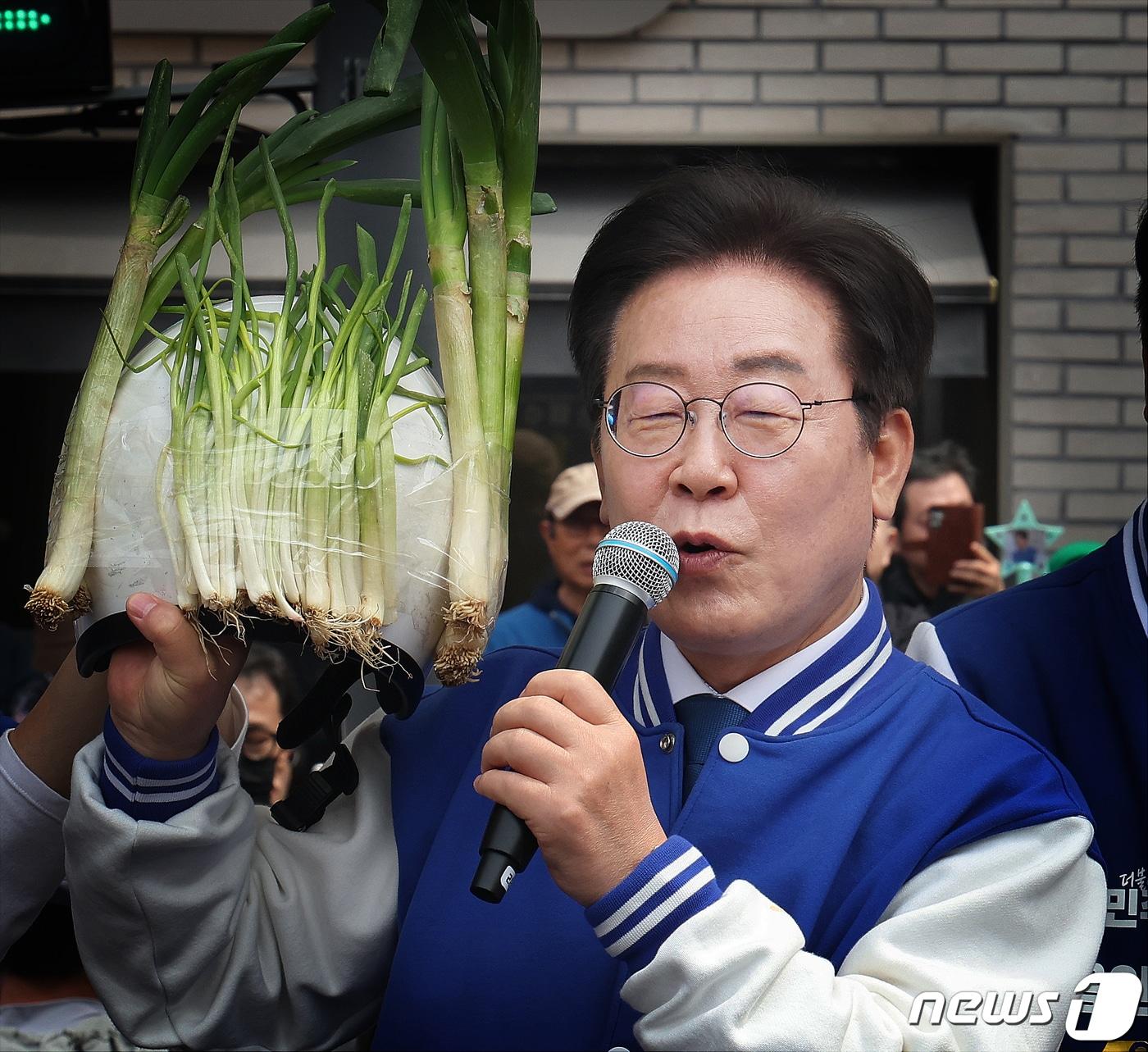 이재명 더불어민주당 대표가 6일 경기 용인 수지구 펑덕천사거리 일대에서 열린 부승찬 용인시병 후보 지지유세에서 대파 헬멧을 들고 있다. 2024.4.6/뉴스1 ⓒ News1 송원영 기자