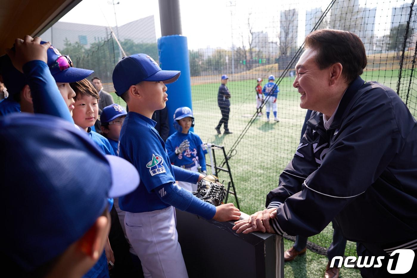 윤석열 대통령이 6일 오후 용산어린이정원을 깜짝 방문해 초등학교 야구단을 격려하고 있다. &#40;대통령실 제공&#41; 2024.4.6/뉴스1 ⓒ News1 안은나 기자