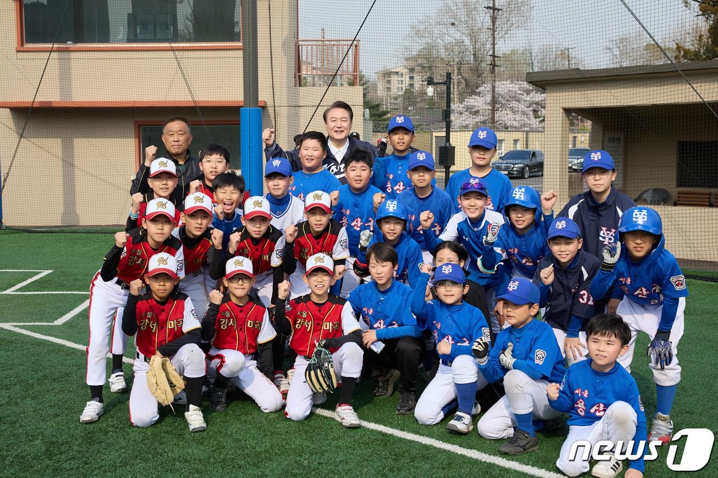 윤석열 대통령이 6일 오후 용산어린이정원을 깜짝 방문해 초등학생들 리틀야구 시합을 참관한 뒤 기념 촬영하고 있다. &#40;대통령실 제공&#41; 2024.4.6/뉴스1 ⓒ News1 안은나 기자