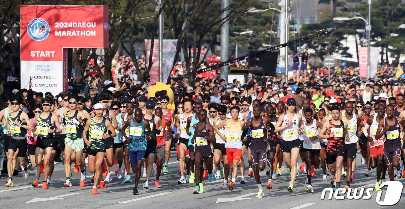 7일 오전 대구 수성구 대구스타디움 일원에서 열린 &#39;2024 대구마라톤대회&#39; 참가자들이 힘차게 출발하고 있다. 국내에서 유일하게 2년째 골드라벨을 획득한 대구마라톤대회는 올해 23회를 맞아 17개국에서 160명의 정상급 엘리트 선수와 마라톤 동호인, 시민 등 2만 8000여 명이 참가했다. 2024.4.7/뉴스1 ⓒ News1 공정식 기자