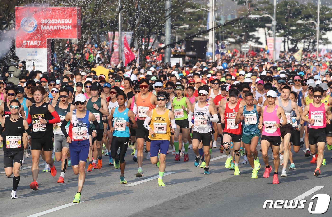 7일 오전 대구 수성구 대구스타디움 일원에서 열린 &#39;2024 대구마라톤대회&#39; 참가자들이 힘차게 출발하고 있다. 2024.4.7/뉴스1 ⓒ News1 공정식 기자