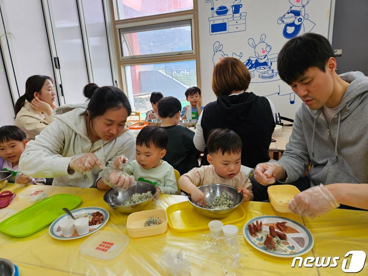  고창군육아종합지원센터가 6일 관내 영유아 자녀와 부모 100여명을 대상으로 환경교육 ‘그린&#40;GREEN&#41; 두물마당’ 행사를 개최했다. 행사에 참여한 한 가족이 소시지 주먹밥을 만들고 있다.&#40;센터 제공&#41;2024.4.6/뉴스1