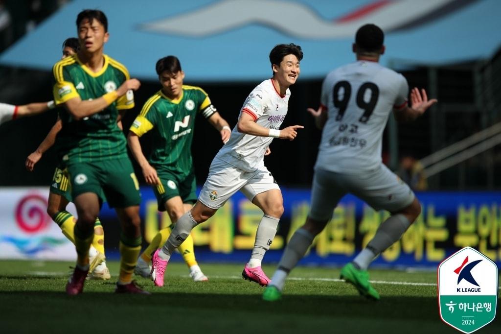 전북 현대를 상대로 멀티골을 기록한 이상헌. &#40;한국프로축구연맹 제공&#41;